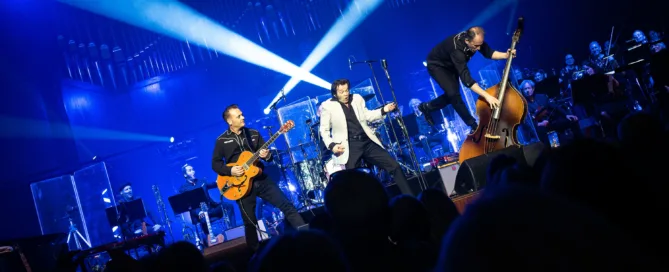 Elvis Show Frankfurt Alte Oper mit Sänger, Band und Orchester.