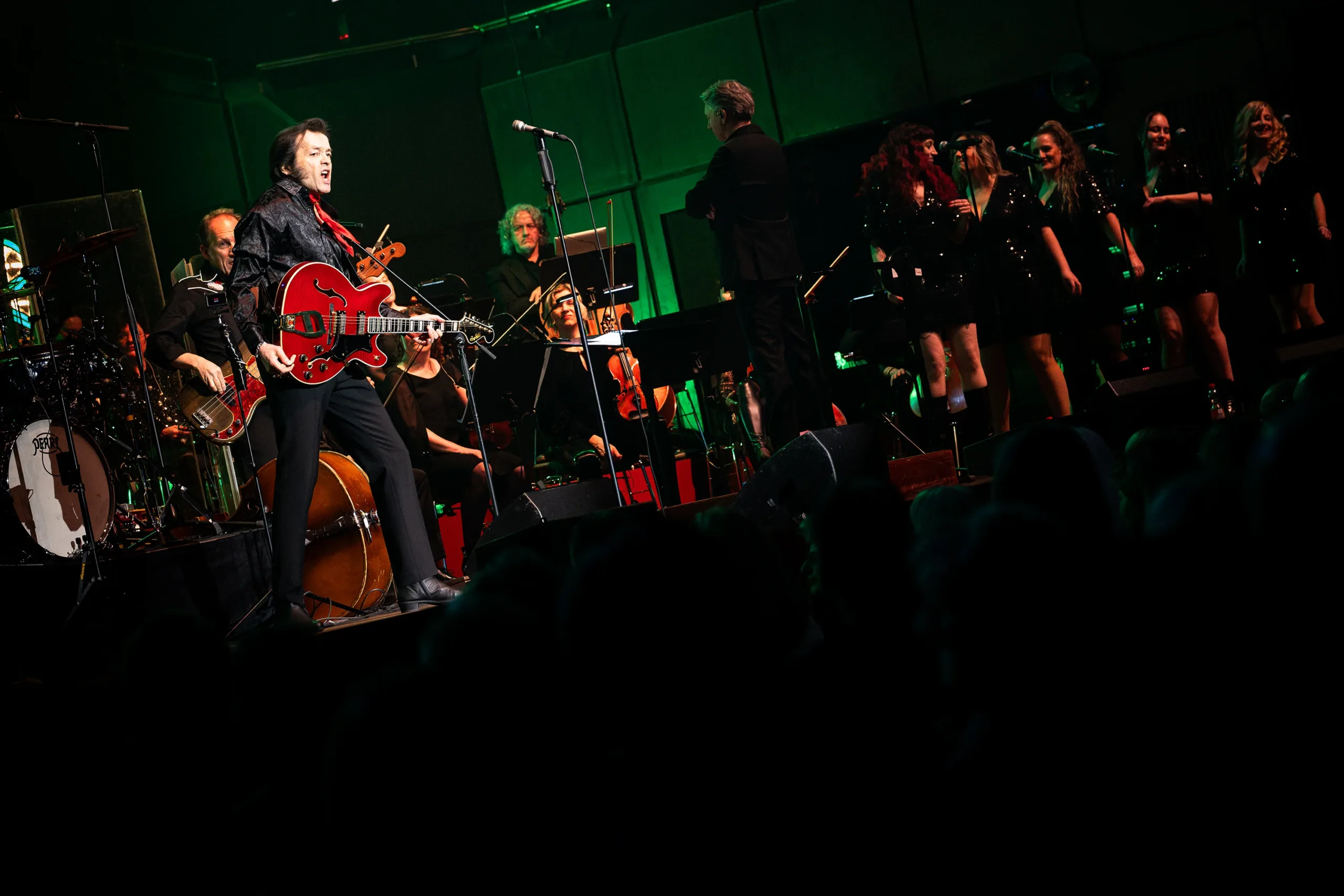 Elvis Tribute Konzert in der Alten Oper Frankfurt Elvis Show Frankfurt Alte Oper mit Gitarrist, Orchester und Sängern auf beleuchteter Bühne.