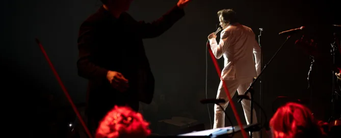Elvis Show in der Alten Oper Frankfurt mit Orchester und leidenschaftlichem Live-Gesang.