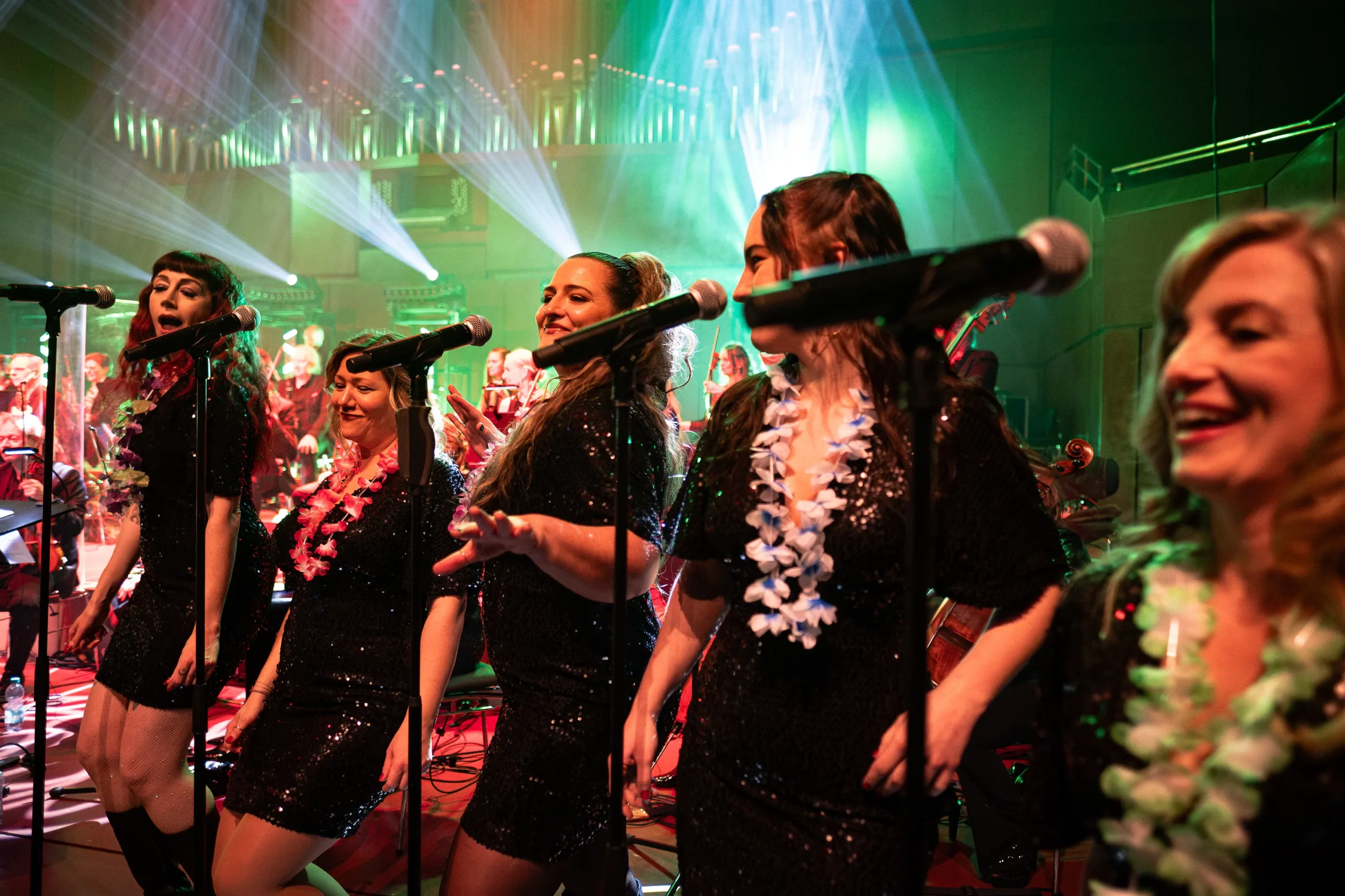 Glanzvolle Elvis-Show in der Alten Oper Frankfurt Sängerinnen bei Elvis Show Frankfurt Alte Oper mit funkelnden Kleidern und bunter Bühnenbeleuchtung.
