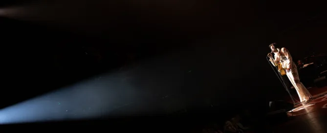 Sänger Bob Dawn im Spotlight bei der Elvis-Show in der Alten Oper Frankfurt