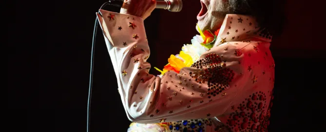 Elvis-Imitator in Frankfurt singt live im weißen Glitzeranzug