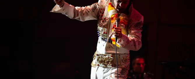 Elvis-Imitator Bob Dawn bei Live-Show in der Alten Oper Frankfurt mit glitzerndem weißen Jumpsuit.