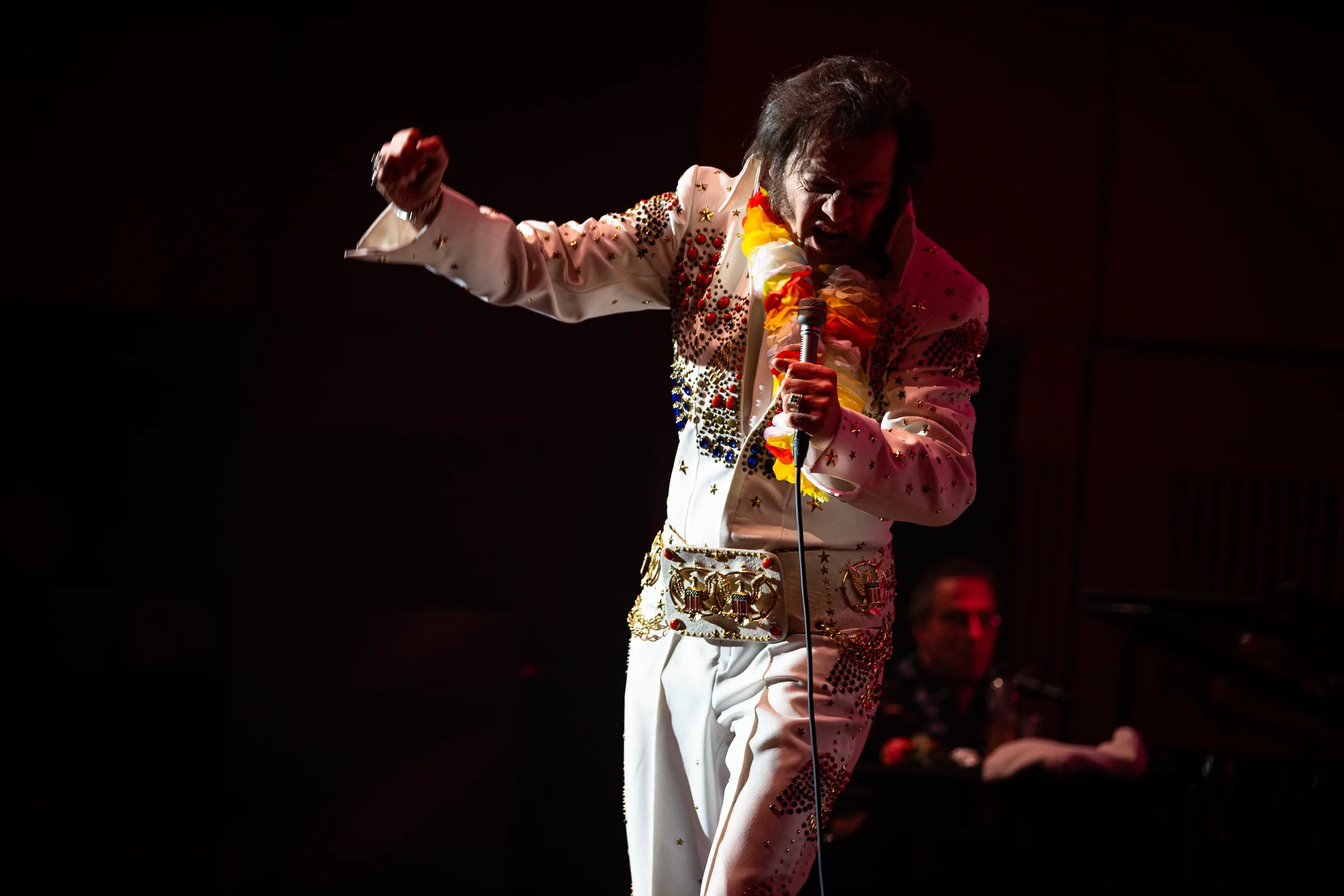 Elvis Tribute Show in Frankfurt – Rock’n’Roll Live Bühne Elvis-Imitator Bob Dawn bei Live-Show in der Alten Oper Frankfurt mit glitzerndem weißen Jumpsuit.