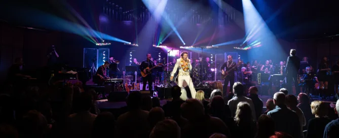 Elvis Show Frankfurt Alte Oper mit Live-Band und Orchester in farbigem Bühnenlicht.