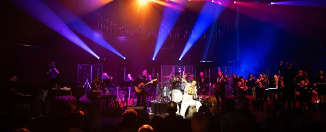 Konzert in Frankfurt mit Elvis-Show, bunten Lichtern und begeistertem Publikum in der Alten Oper.