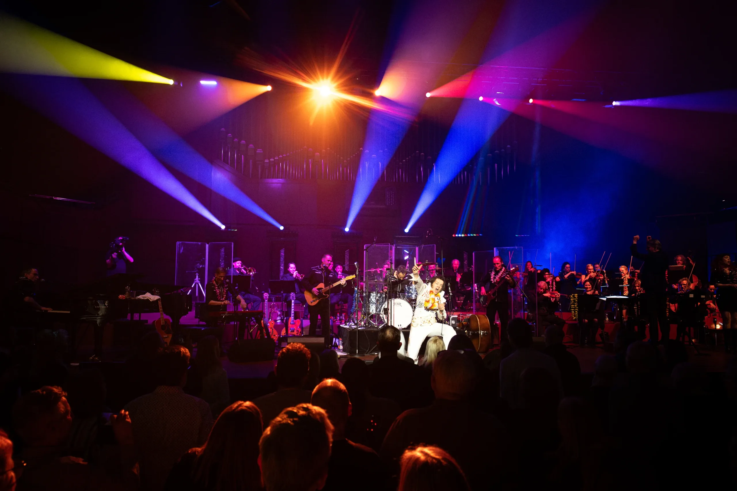 Elvis Show Frankfurt Alte Oper – Live Konzert Erlebnis Konzert in Frankfurt mit Elvis-Show, bunten Lichtern und begeistertem Publikum in der Alten Oper.