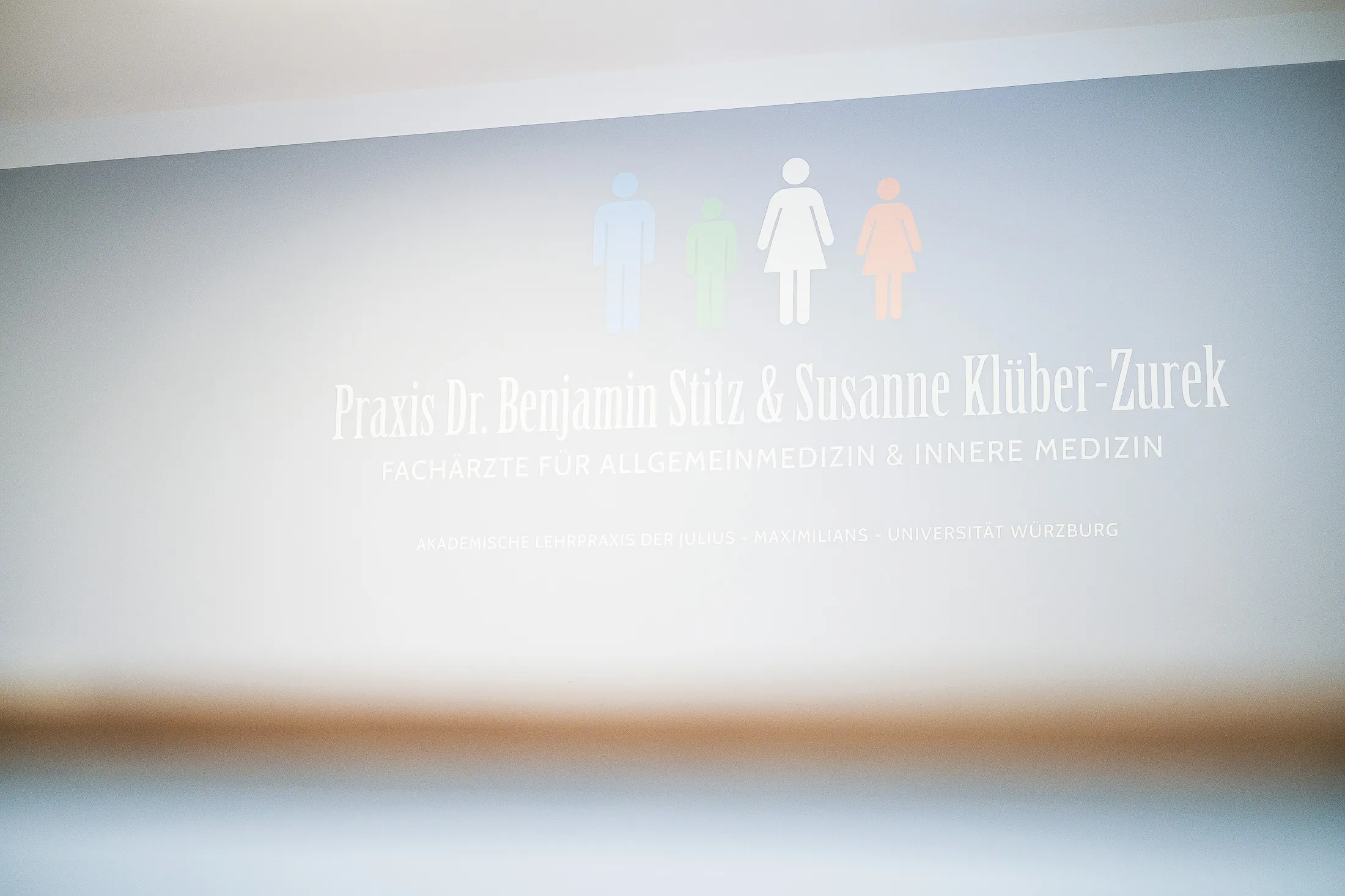 Praxisschild Dr. Stitz und Klüber-Zurek Würzburg Praxisschild von Dr. Benjamin Stitz und Susanne Klüber-Zurek in Würzburg mit Familien-Symbolen.