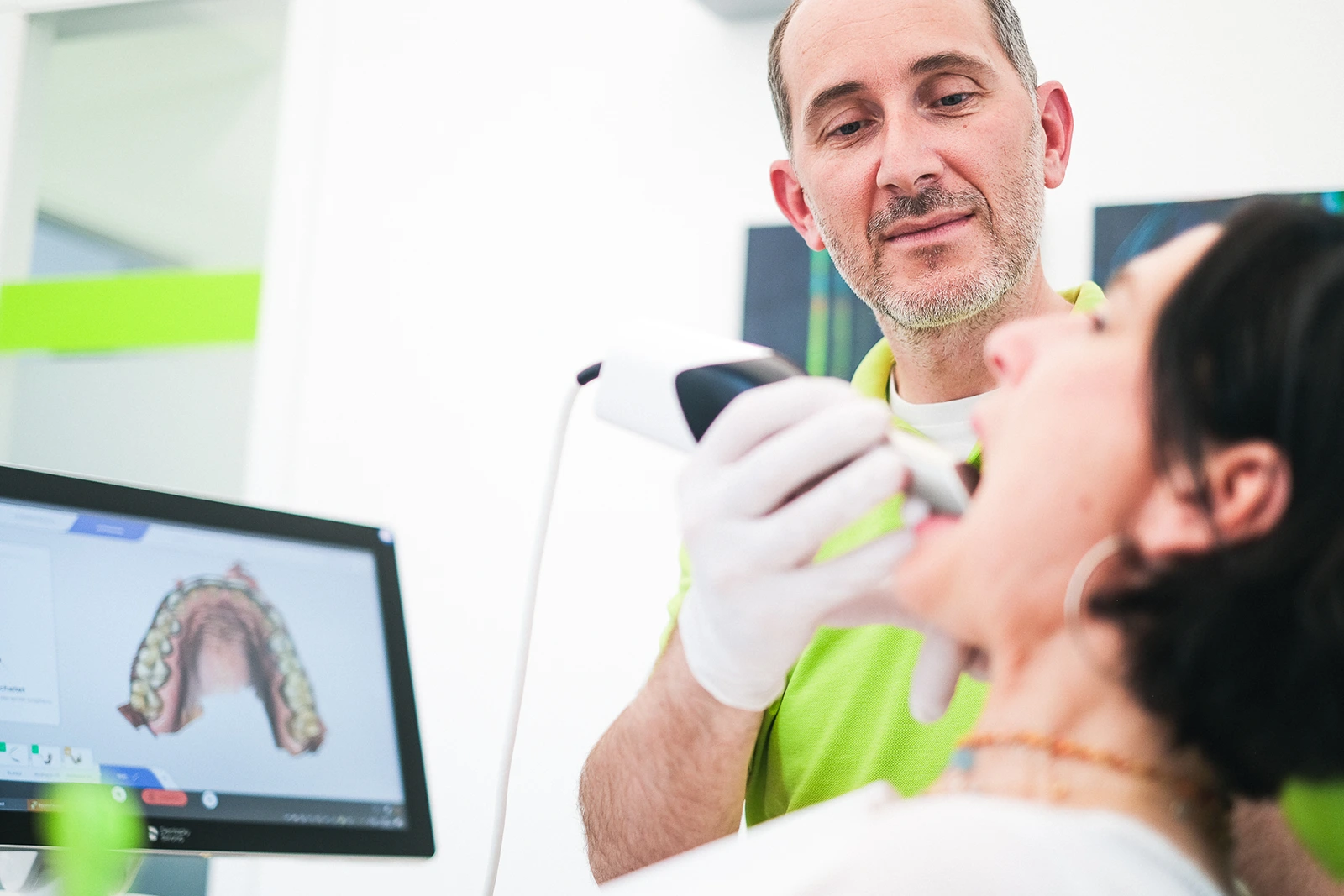Modernes Zahnärzteteam bei Digitaler Zahnbehandlung Zahnarzt bei digitaler Zahnscan in moderner Praxis in Wuerzburg.