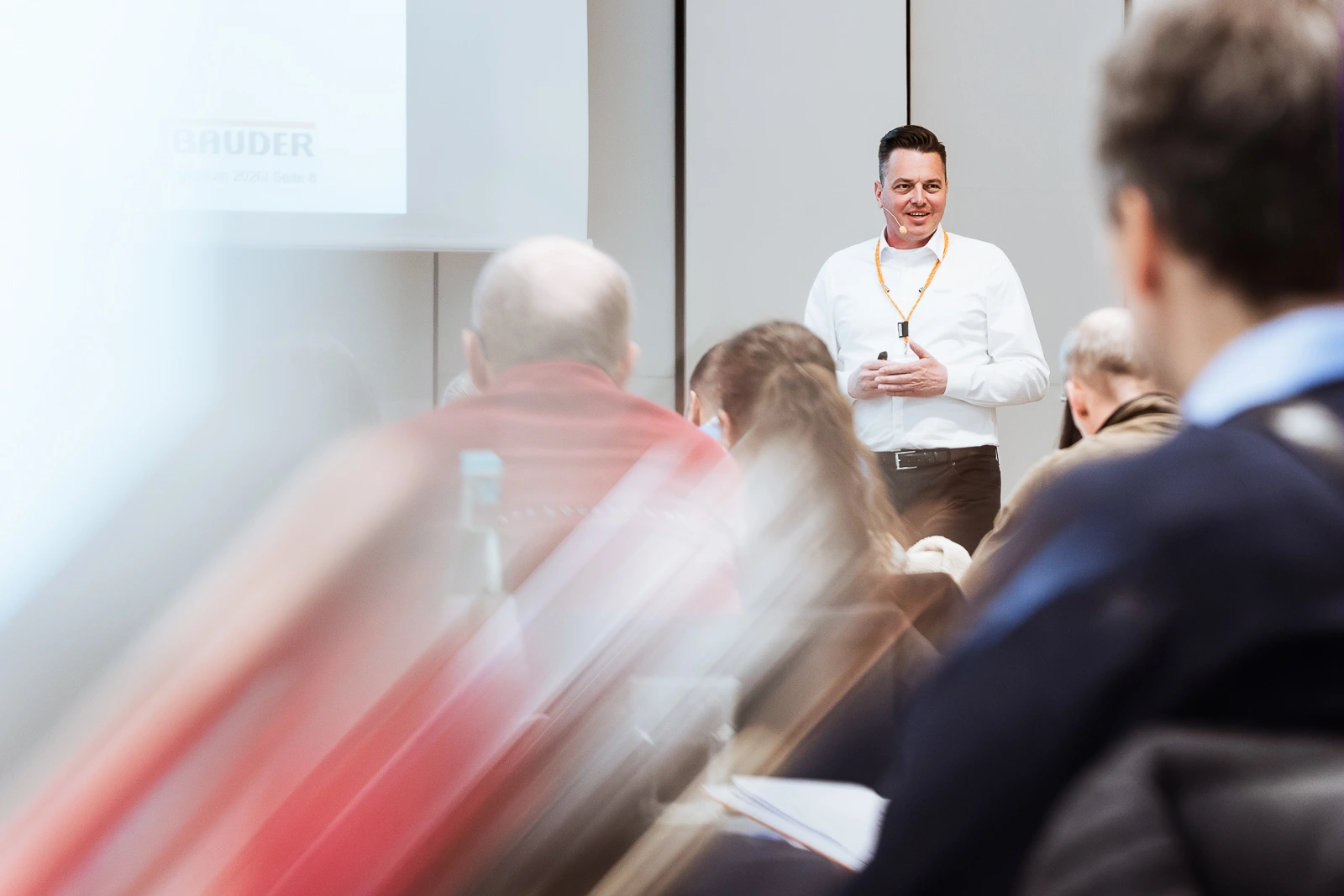 Geschäftspräsentation vor engagiertem Publikum in Wuerzburg Mann hält Präsentation vor engagiertem Publikum bei Business-Event in Würzburg.