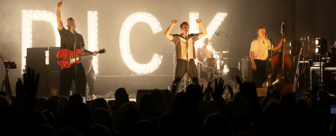 Live Konzert in Frankfurt mit Band, energiegeladene Performance vor jubelndem Publikum und DUCK Schriftzug.