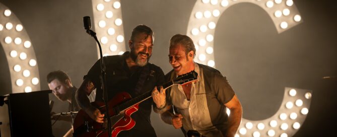 Eventfotografie: Zwei Musiker auf Bühne bei Live-Konzert in Frankfurt, mit Beleuchtung, Rauch und fesselnder Bühnenatmosphäre.