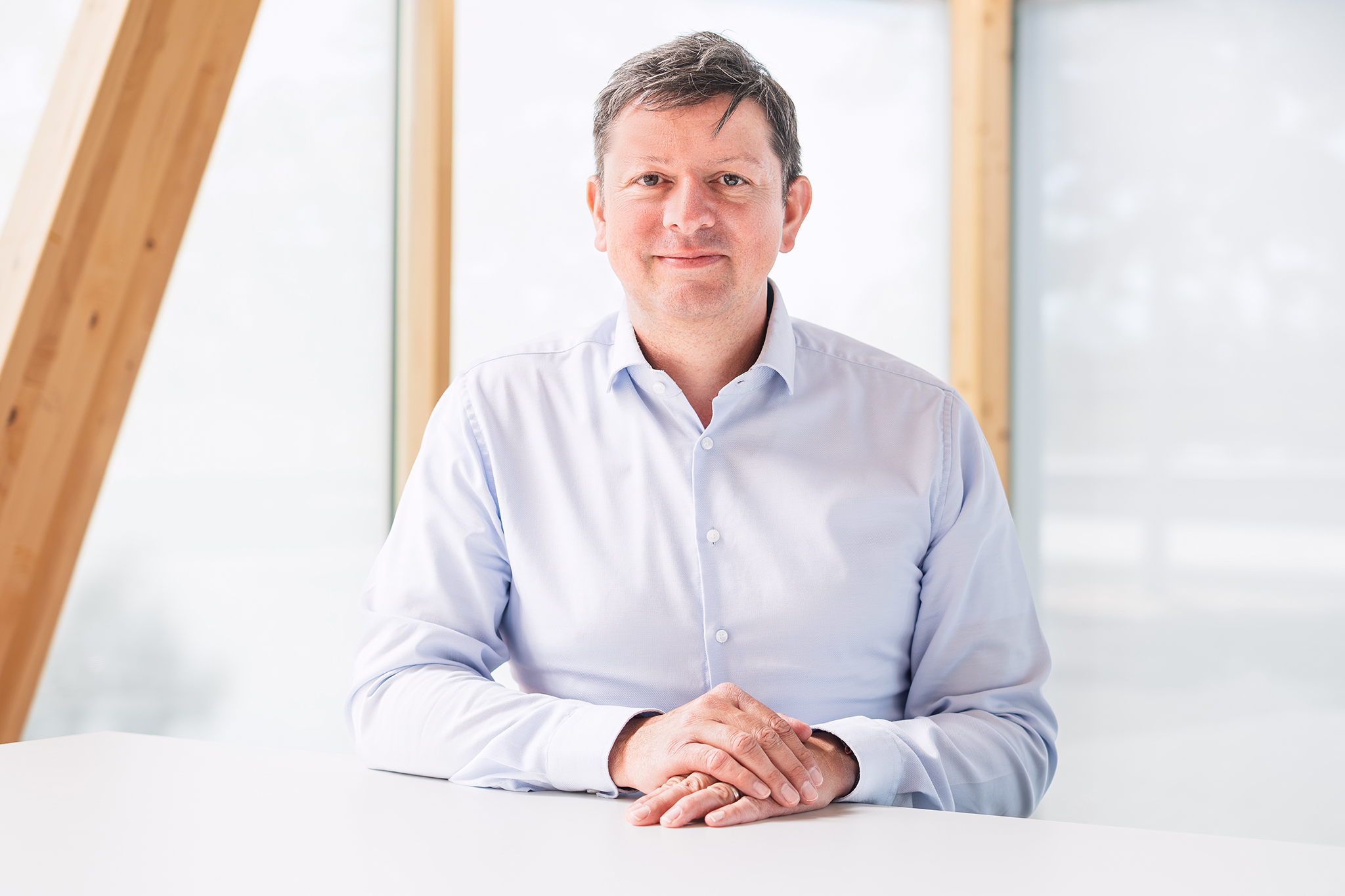 Professionelles Businessporträt in modernem Arbeitsumfeld Professionelles Businessportrait eines Mannes in modernem Büro, mit natürlichem Licht und freundlichem Ausdruck.
