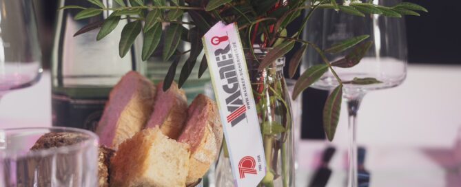Eleganter gedeckter Tisch mit Blumen, Geschirr, Gläsern und Brot, in festlicher Atmosphäre in Würzburg.