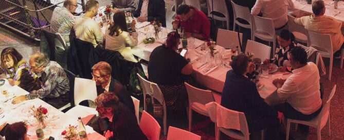 Große festliche Abendveranstaltung mit Gästen, Tischdekoration und festlicher Atmosphäre im Bürgerbräu Würzburg.