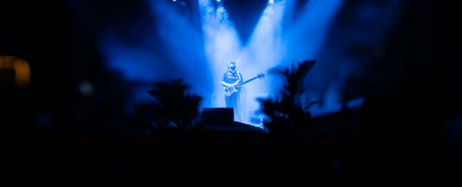 Musiker des Moses Yoofee Trios im blauen Bühnenlicht beim Hafensommer Würzburg.
