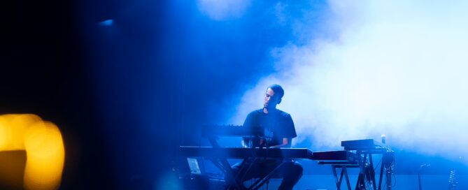 Keyboarder des Moses Yoofee Trios im blauen Bühnenlicht beim Hafensommer Würzburg.