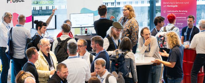 Gut besuchte Fachmesse mit Networking und Ausstellungsständen bei der FORM.CYCLE Connect in Würzburg.