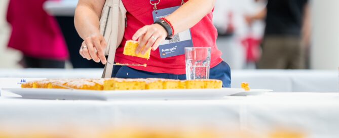 Mitarbeiterin bereitet Speisen bei einer Veranstaltung in Würzburg zu.